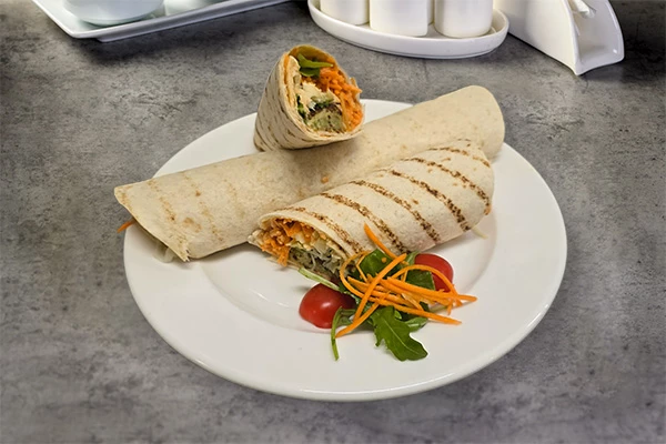 VEGE WRAP 1 (tortilla punjena humusom, rikolom, falafelom i tahini umakom)
